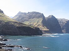 Embouchure de la Ribeira da Garça. On distingue la terrasse alluviale, à 40 mètres au-dessus du niveau de la mer.