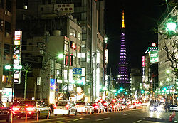 Roppongi di malam hari, dengan Menara Tokyo di latar belakang