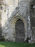 La porte méridionale ornée d'une sagittation de saint Sébastien.