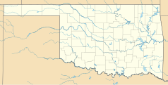 Mapa konturowa Oklahomy, blisko centrum na prawo znajduje się punkt z opisem „Lake Aluma”