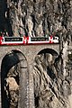 Panoramawagen des Glacier Express bei der Einfahrt in den Landwassertunnel