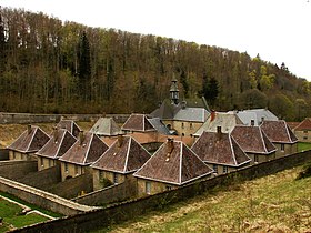 Le monastère de Portes au milieu de la forêt.