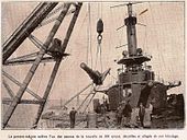 Opération de démontage sur le Mirabeau. Le cuirassé, échoué devant Sébastopol, demande de gros efforts pour être dégagé alors que la ville est menacée.