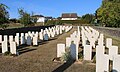 Vue globale du cimetière autour duquel ont été construites des habitations.