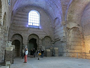 Frigidarium der Thermes de Cluny, Paris. Rechts beleuchtet das Kaltwasserbecken.