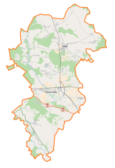 Mapa konturowa powiatu zduńskowolskiego, u góry znajduje się punkt z opisem „Szadek”
