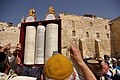 Cada jorn de lectura de la Torah, un Sefer Torah es auçat fàcia als fidèls avant la lectura de la Paracha. Los Sefarim son plaçats dins las salas sosterranas que se vei la dintrada al caire nòrd del mur, a drecha de la fotografia.