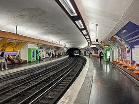 Les quais de la ligne 12, décorés selon le style « Andreu-Motte » marron orangé.