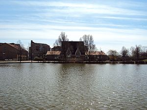 Strandkyrkan och en av dammarna i Lommas hamnområde