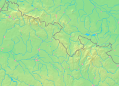 Mapa konturowa Sudetów, u góry po lewej znajduje się czarny trójkącik z opisem „Bobrowe Skały”