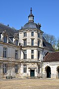 Tour du château de Tanlay.