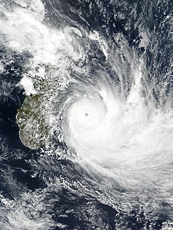 Image satellite du cyclone Dumazile à son maximum d'intensité.