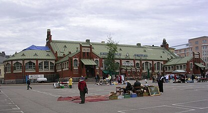 Hietalahden kauppahalli au fond de la place.