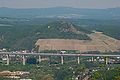 Brug over het dal van de Ahr in de A 61. Op de achtergrond de berg Landskrone.[3]