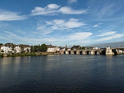 View of Maastricht city centre with its partly medieval bridge on the موز (رود)