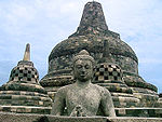 Buda a l'stupa del mandala de Borobudur, Java central, Indonèsia, c. 825.