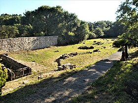 Ruines actuelles du temple d'Artémis (à droite) et de l'altar (à gauche).