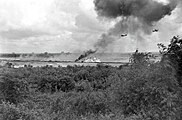 Un Douglas A-1 Skyraider, A1E, largue du napalm sur une cible repérée par un O-1 Bird Dog.