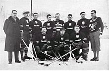 Photographie en noir et blanc d'une équipe de hockey sur glace posant avec leur uniforme.