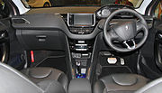 Interior modelo 2015 pré-facelift (volante na direita)