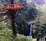 Spot foto dengan pemandangan Air terjun Kedungkayang dilihat dari atas lembah sungai