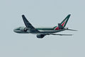 意大利航空的波音777-200ER型客機在關西國際機場起飛