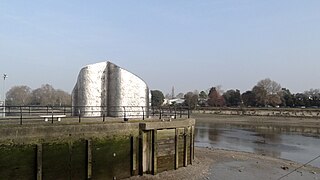 Skulptur ved Ferry Wharf, Brentford, utgjør ankomsten Grand Union-kanalen fra elven Themsen .