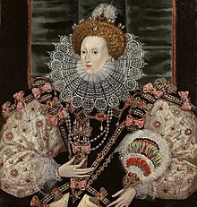 Un retrato de tres cuartos de una mujer de mediana edad que lleva una tiara, corpiño, mangas abullonadas y un cuello de encaje. El atuendo está ricamente decorado con patrones y joyas. Su rostro es pálido, su cabello castaño claro. El fondo es mayormente negro.