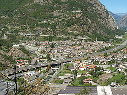 Bard and هونه (separated by the A5 motorway) seen from Fort Bard.