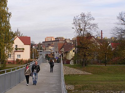 Joen ylittävä Svatoplukova-silta, taustalla Frýdek-Místekin kaupunki