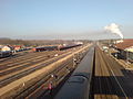 Gare de Lure (Haute-Saône), un des points de fuite est, à droite, le point de convergence des rails. Ce point de fuite n'est pas le point de fuite principal de la perspective, le regard étant dirigé plus au centre de l'image. On dit aussi que la vue est plongeante.