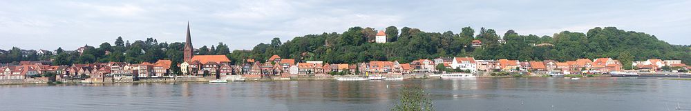 Panorama över Lauenburg med floden Elbe i förgrunden, september 2011.