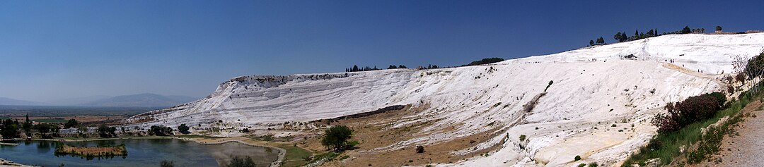 Vista panorámica dos socalcos de travertino en Pamukkale