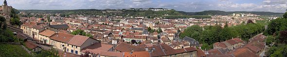 Vue panoramique d'une ville aux toits de tuiles. Collines en arrière-plan