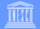 Logo der UNESCO, stilisierter antiker Tempel in weiß auf hellblau, wobei die Buchstaben als tragende Säulen fungieren