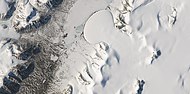 地球资源观测卫星8号拍摄的地球北极罗默湖象脚冰川，该照片显示的数座冰川与火星上许多被认为也是冰川的特征具有相同的形状。