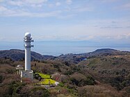 展望台から西方向を眺望。塔は大楠山レーダー雨量観測所。