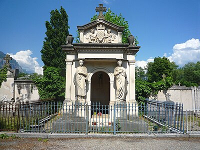 Cariatides ornant la sépulture de Joseph Marie de Barral, Grenoble, cimetière Saint-Roch.