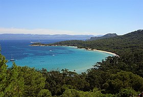 La plage de la Courtade et la pointe du Lequin.