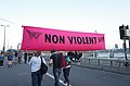 Banderole « Non-violent » lors d'une manifestation du mouvement Extinction Rebellion, Londres, 2019.