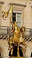 エマニュエル・フレミエが1874年に制作したジャンヌの黄金像。ピラミッド広場、パリ。