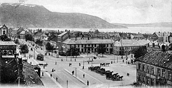 Torvet ca. 1905. Torvet sett fra øst. Harmonien utenfor bildet t.v.; Lundgreengården midt i bildet; Sommergården nederst t.h. Foto: N.N./Byarkivet