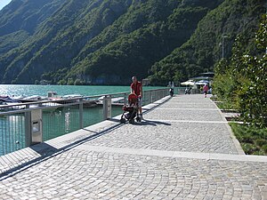 Il lungolago e la sua passeggiata