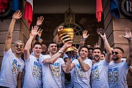 Photographie des joueurs de football du RC Strasbourg, présentant la Coupe de la Ligue à l'hôtel de ville de Strasbourg en mars 2019.