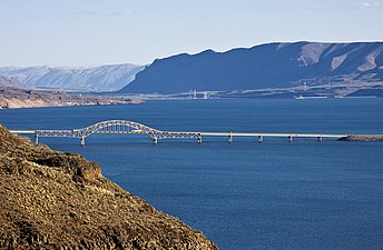 Vantage Bridge mit dem Wanapum Dam im Hintergrund, die 3 % Steigung zum Ostufer (links) ist deutlich erkennbar (Blick nach Süden, 2012)