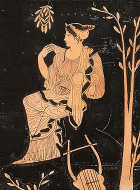 Astéria assise sur un rocher à côté d'un arbre, une lyre et une couronne de laurier à ses côtés. Ce sont peut-être ses attributs en tant que personnification de l'île de Délos et nourrice du dieu Apollon.