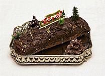 File:Bûche de Noël chocolat framboise maison.jpg