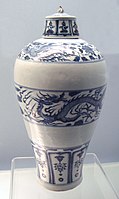 Jarro azul y blanco de la dinastía Yuan (1271-1368), Jingdezhen, descubierta en la provincia de Jiangxi.