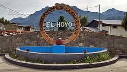 Entrada El Hoyo, Capital Nacional de la Fruta Fina. De fondo el Cerro Piltriquitrón