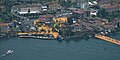 Festland-Seite (Sulzano) der Installation The Floating Piers von der Spitze von Monte Isola (Santuario Madonna della Ceriola) aus gesehen